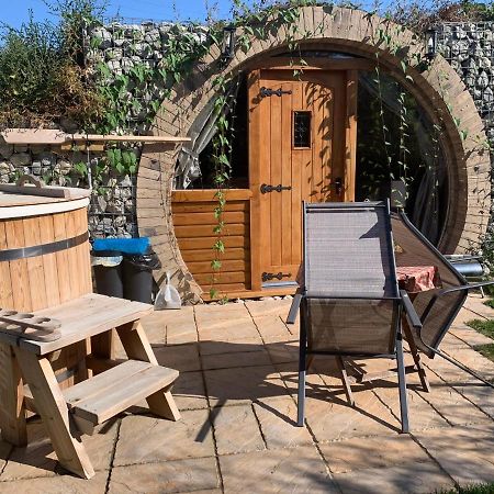 Romantic Escape Luxury Hobbit House With Hot Tub! Sheerness Exterior foto